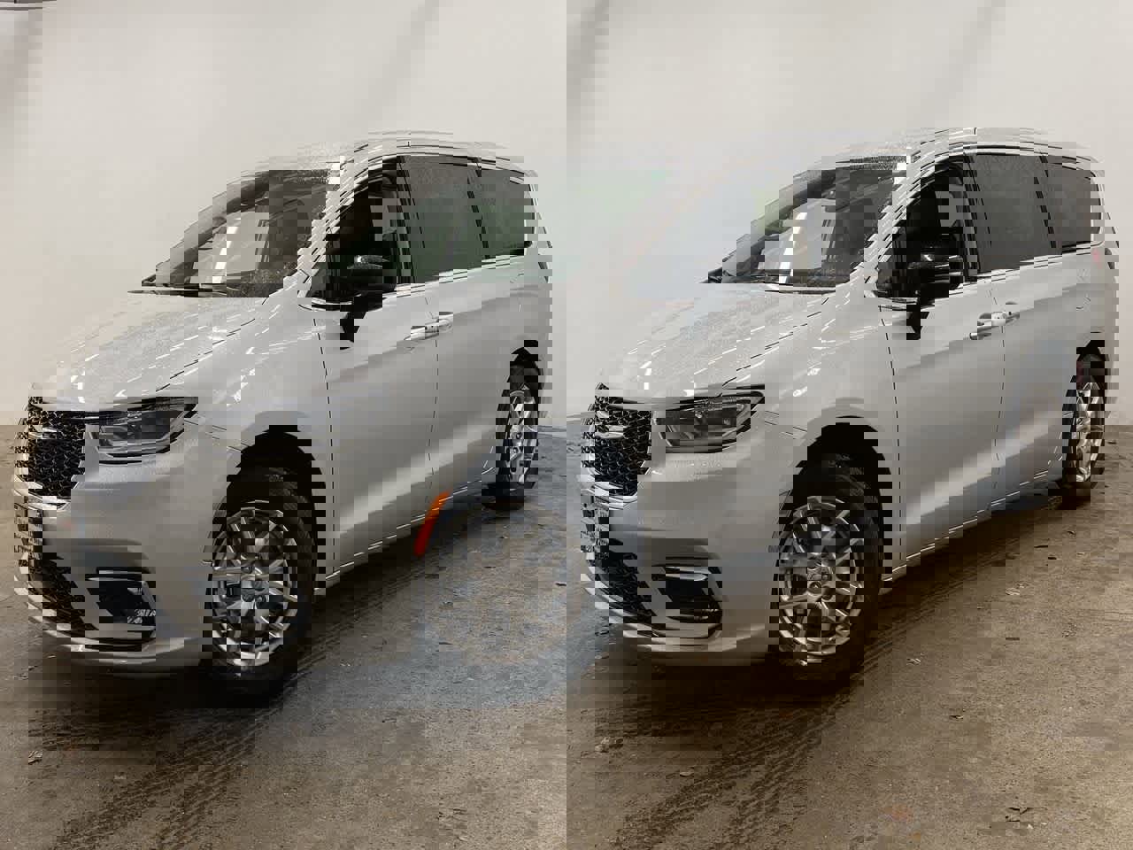 Used 2024 Chrysler Pacifica Touring-L image 1