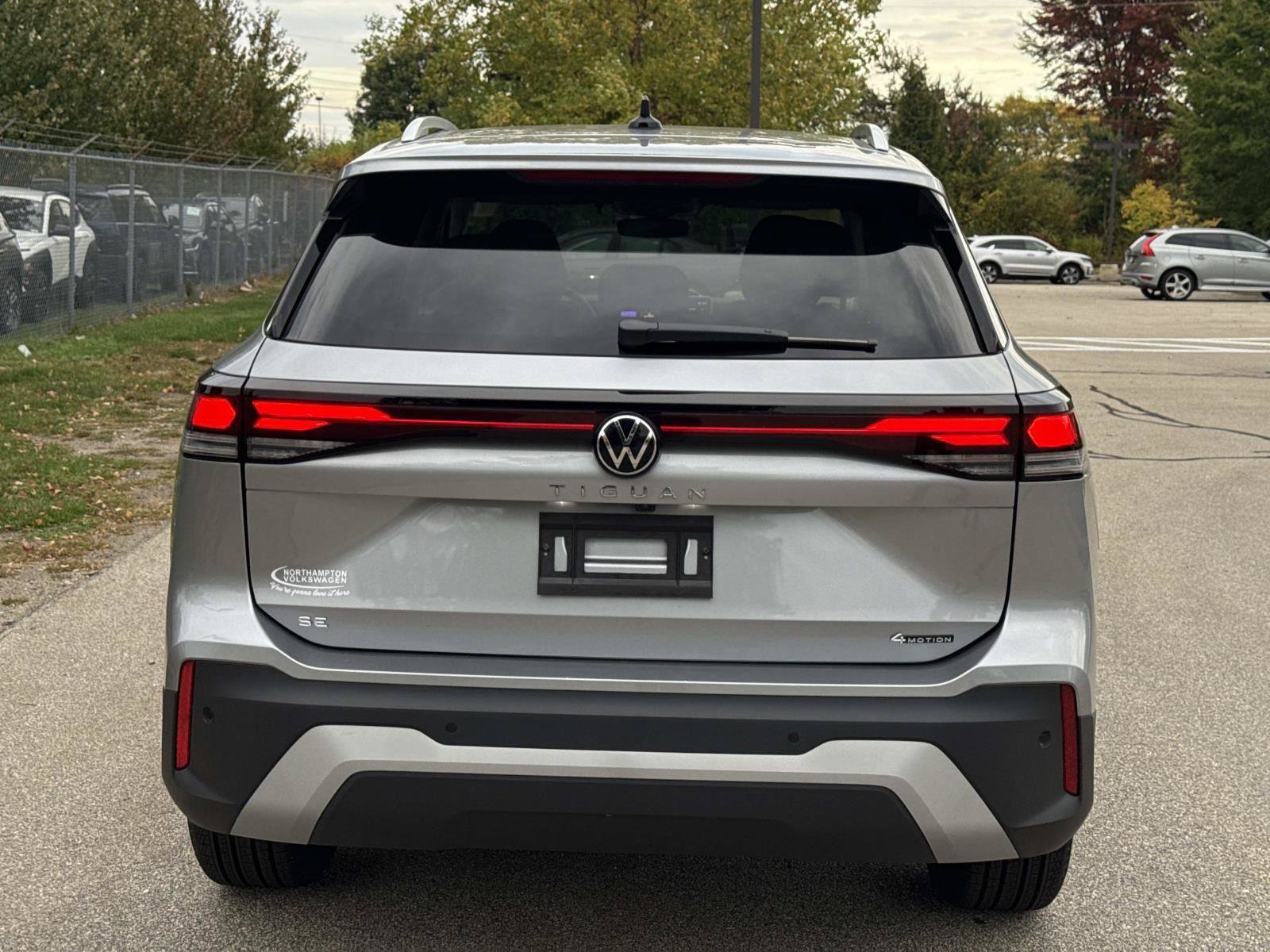 Used 2025 Volkswagen Tiguan SE AWD/4WD image 6