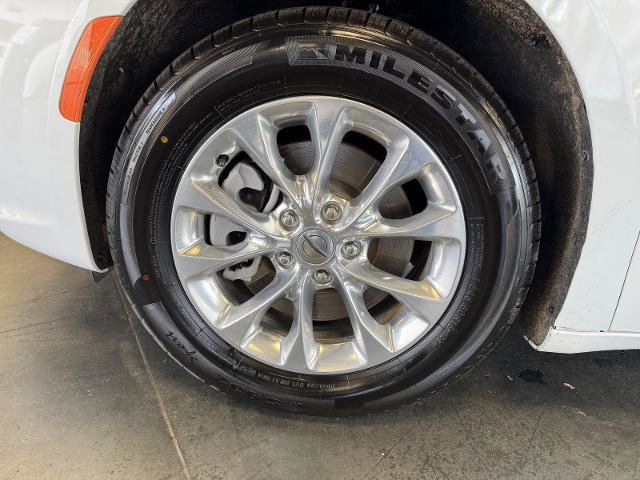 Used 2022 Chrysler Pacifica Touring-L image 10