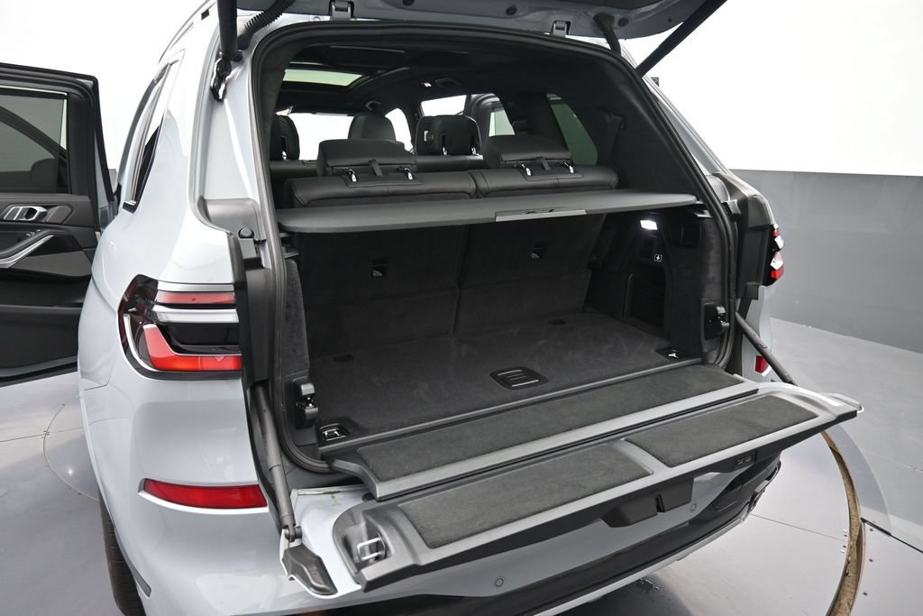 Used 2026 BMW X7 xDrive40i w/ M Sport Package AWD/4WD image 19