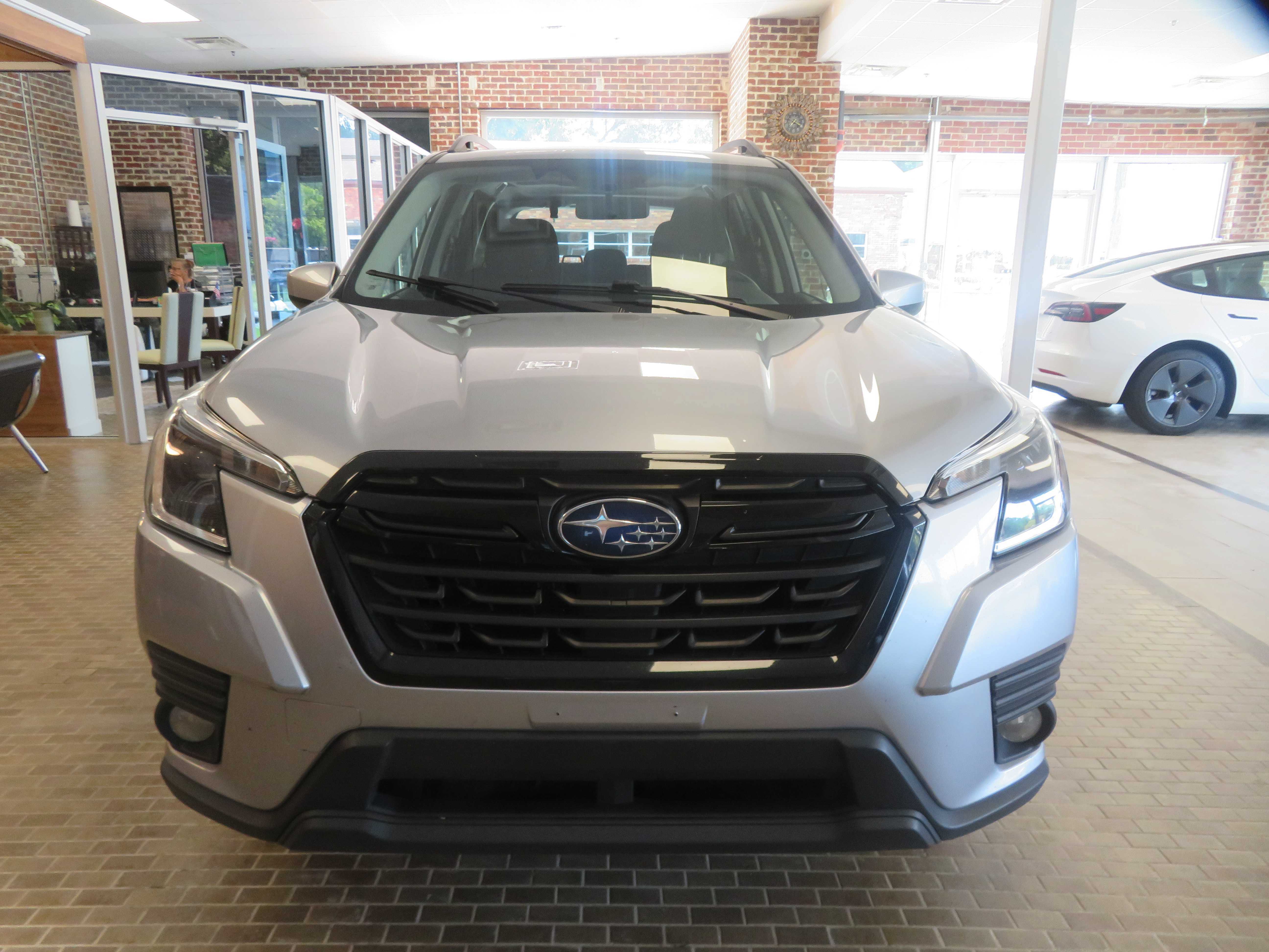 Used 2023 Subaru Forester Premium AWD/4WD image 2