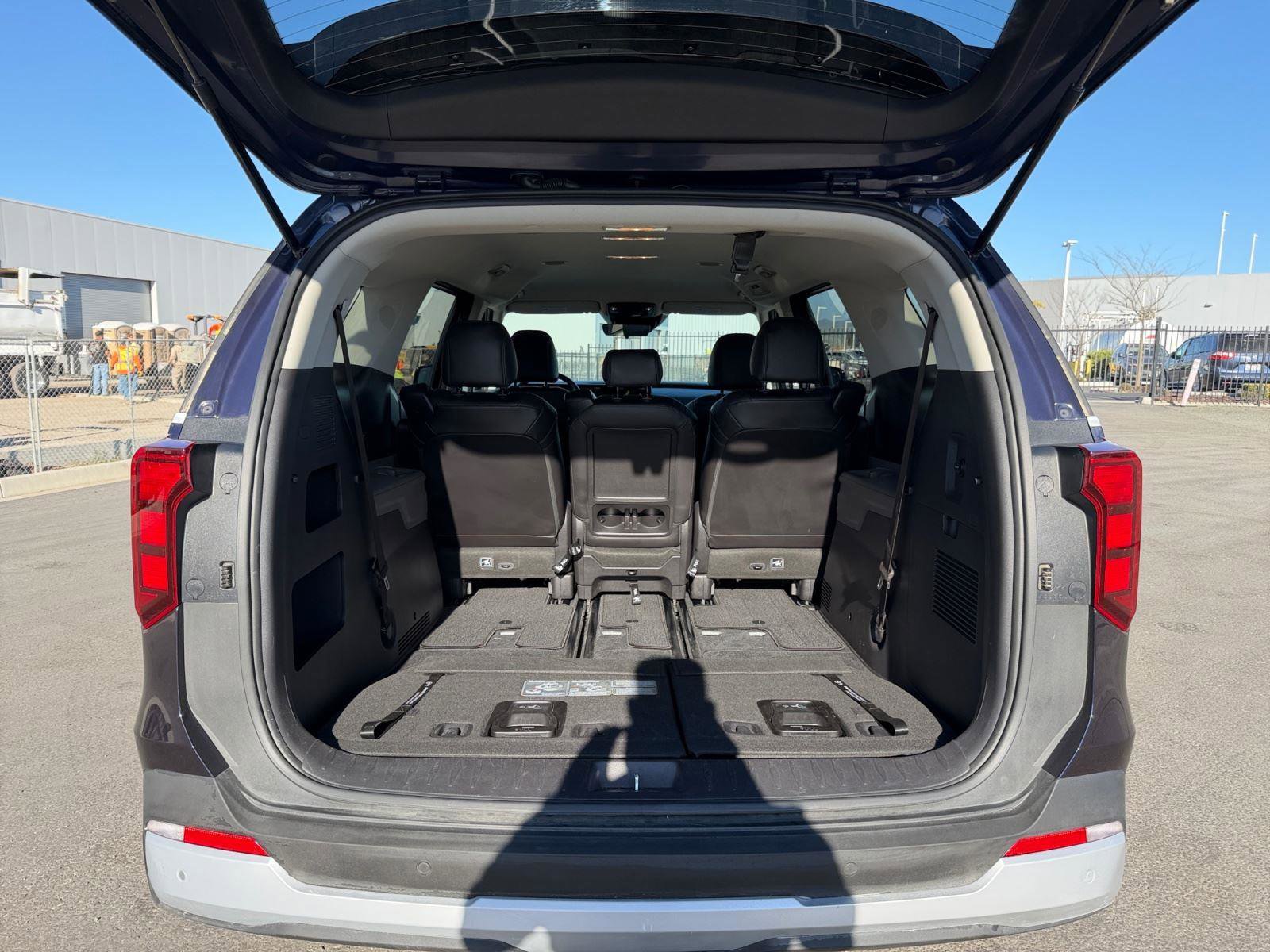 Used 2025 Kia Carnival image 24