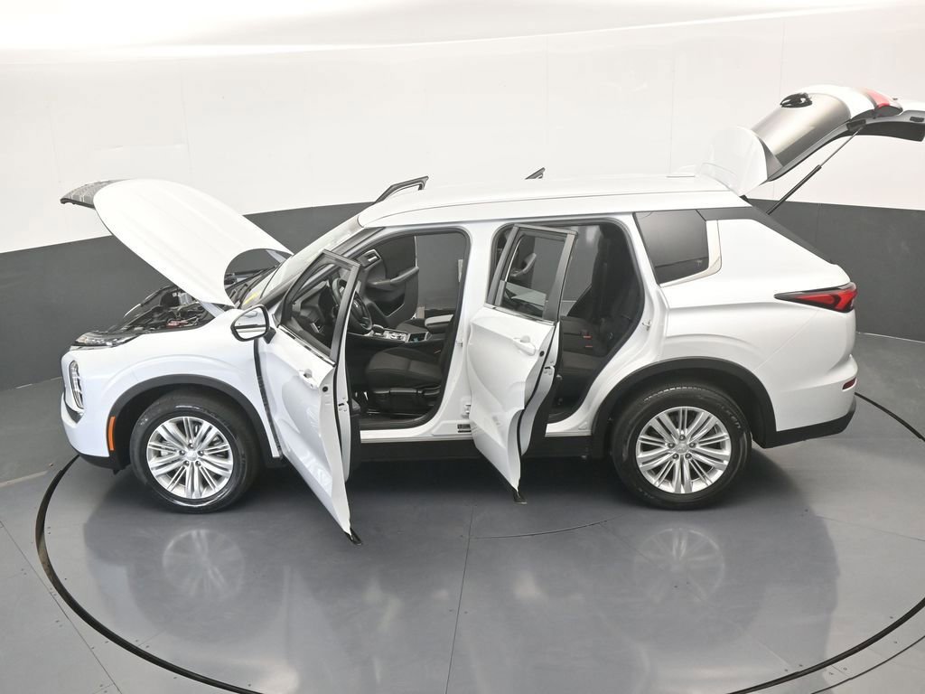 Used 2023 Mitsubishi Outlander ES image 65