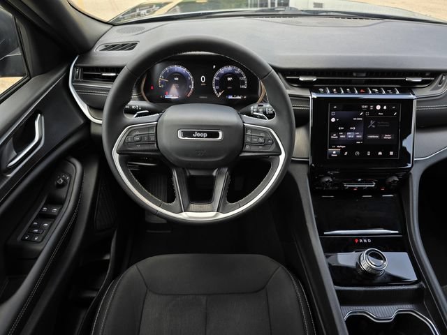 Used 2025 Jeep Grand Cherokee L Laredo RWD image 10