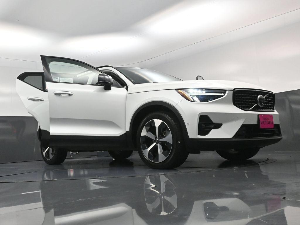 Used 2023 Volvo XC40 B4 Ultimate FWD image 27
