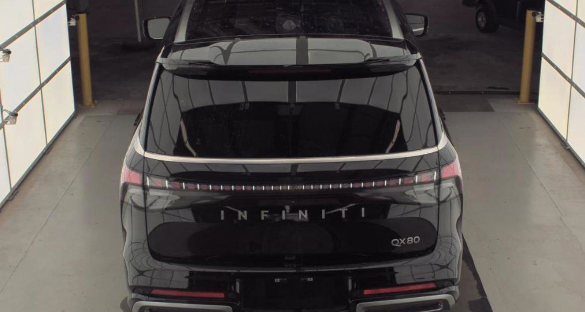 Certified 2025 INFINITI QX80 Luxe image 9