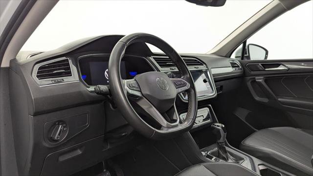 Used 2023 Volkswagen Tiguan SE w/ Panoramic Sunroof Package FWD image 23