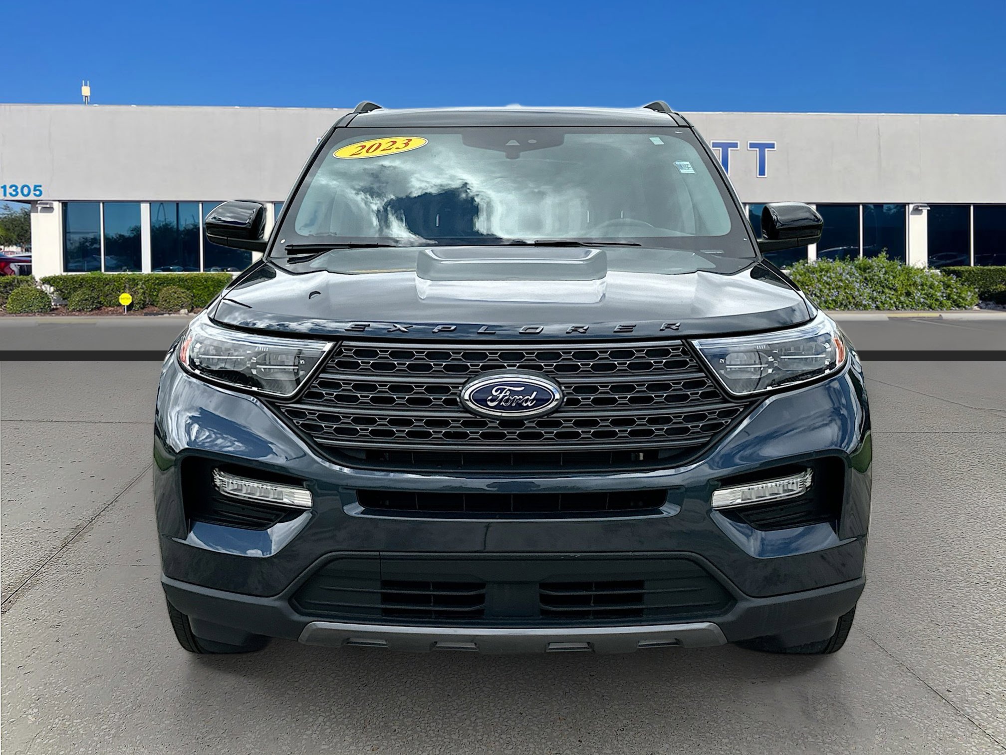 Used 2023 Ford Explorer XLT w/ Equipment Group 202A RWD image 2