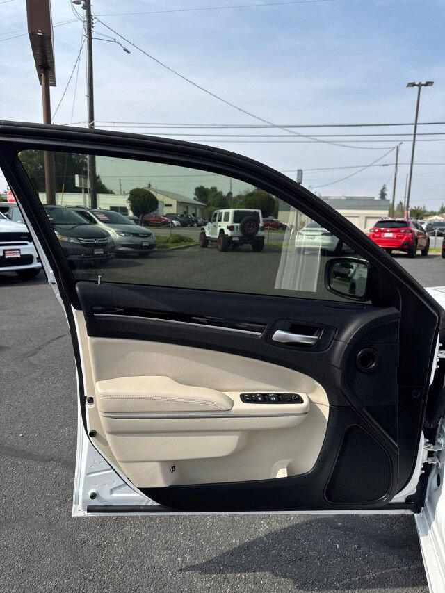 Used 2023 Chrysler 300 Touring L AWD/4WD image 8