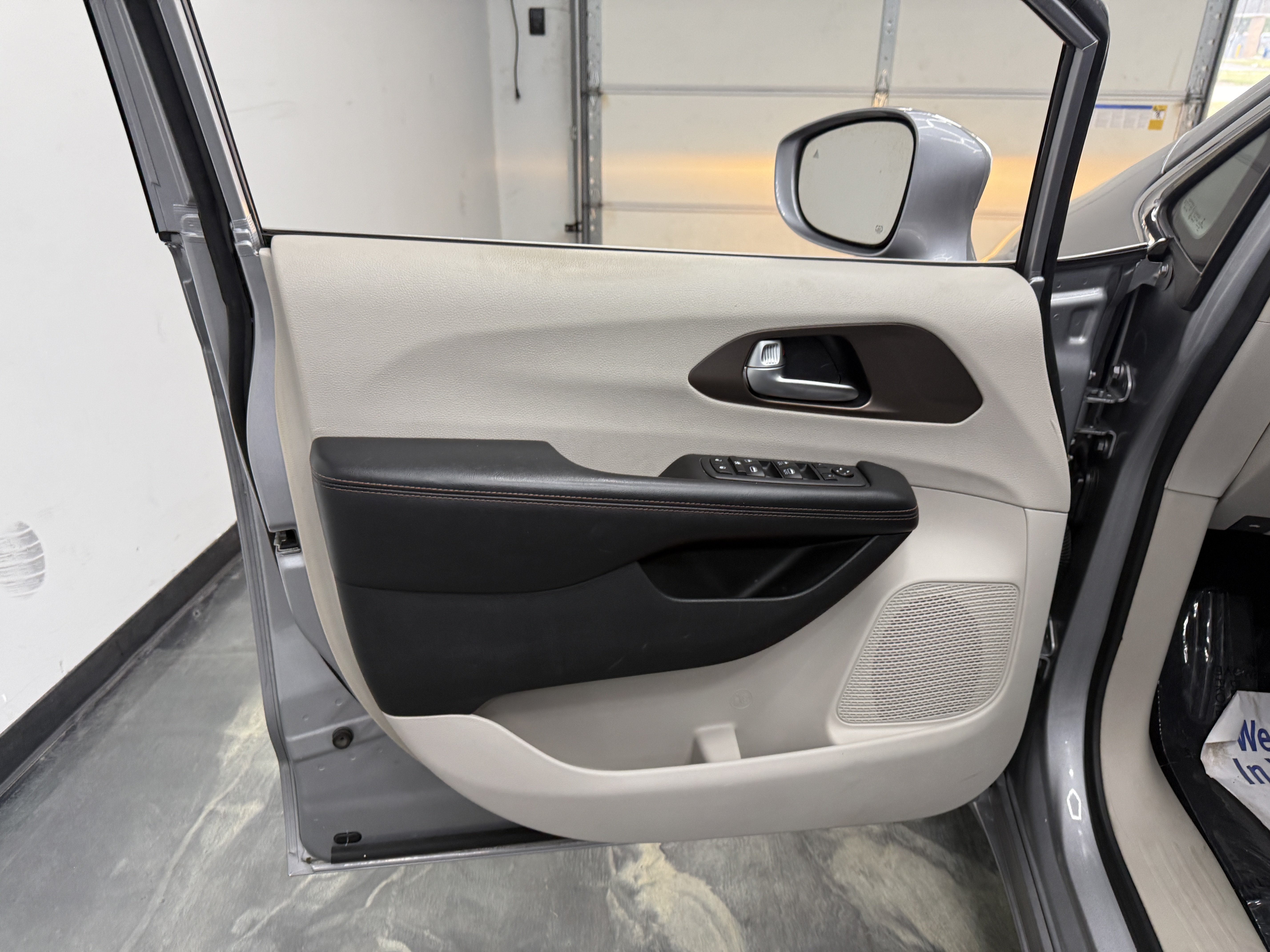 Used 2018 Chrysler Pacifica Touring-L w/ Advanced Safetytec Group FWD image 9
