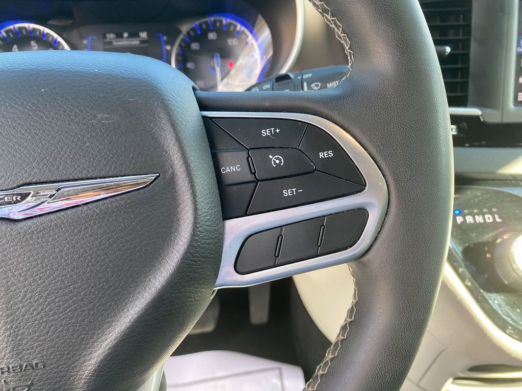 Used 2022 Chrysler Voyager LX image 17