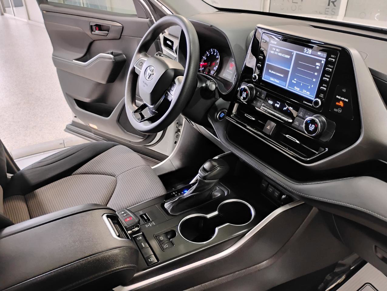 Used 2021 Toyota Highlander L image 32