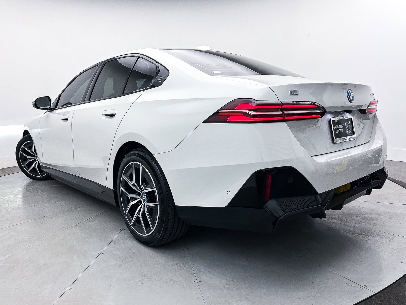 Used 2024 BMW i5 eDrive40i w/ M Sport Package image 2