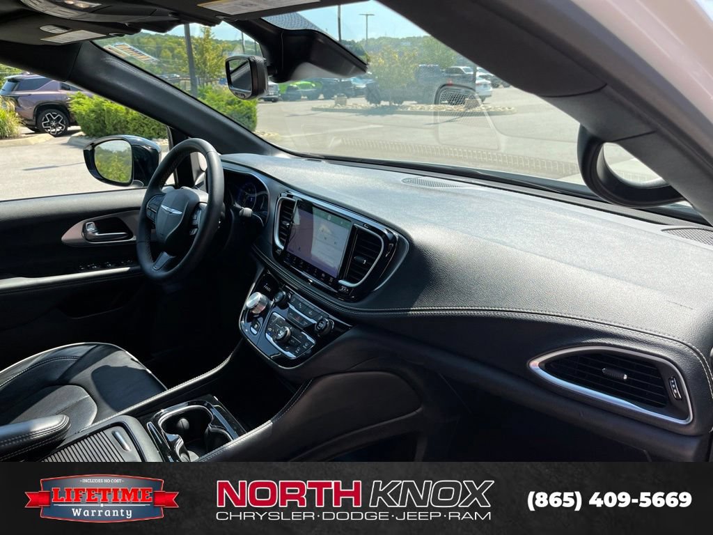 Used 2025 Chrysler Pacifica Limited FWD image 27