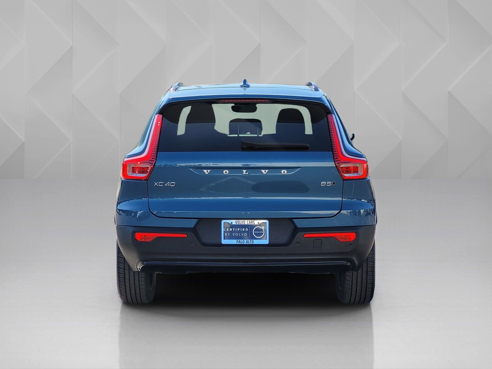 Certified 2023 Volvo XC40 B5 Plus w/ Driver Assist Package image 5