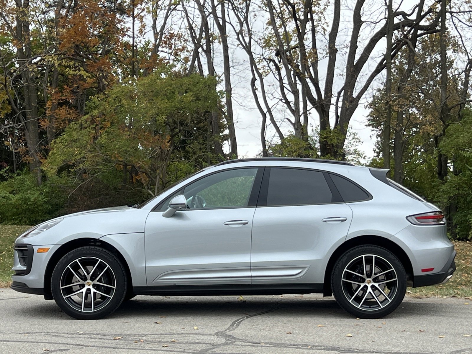 Certified 2025 Porsche Macan image 2