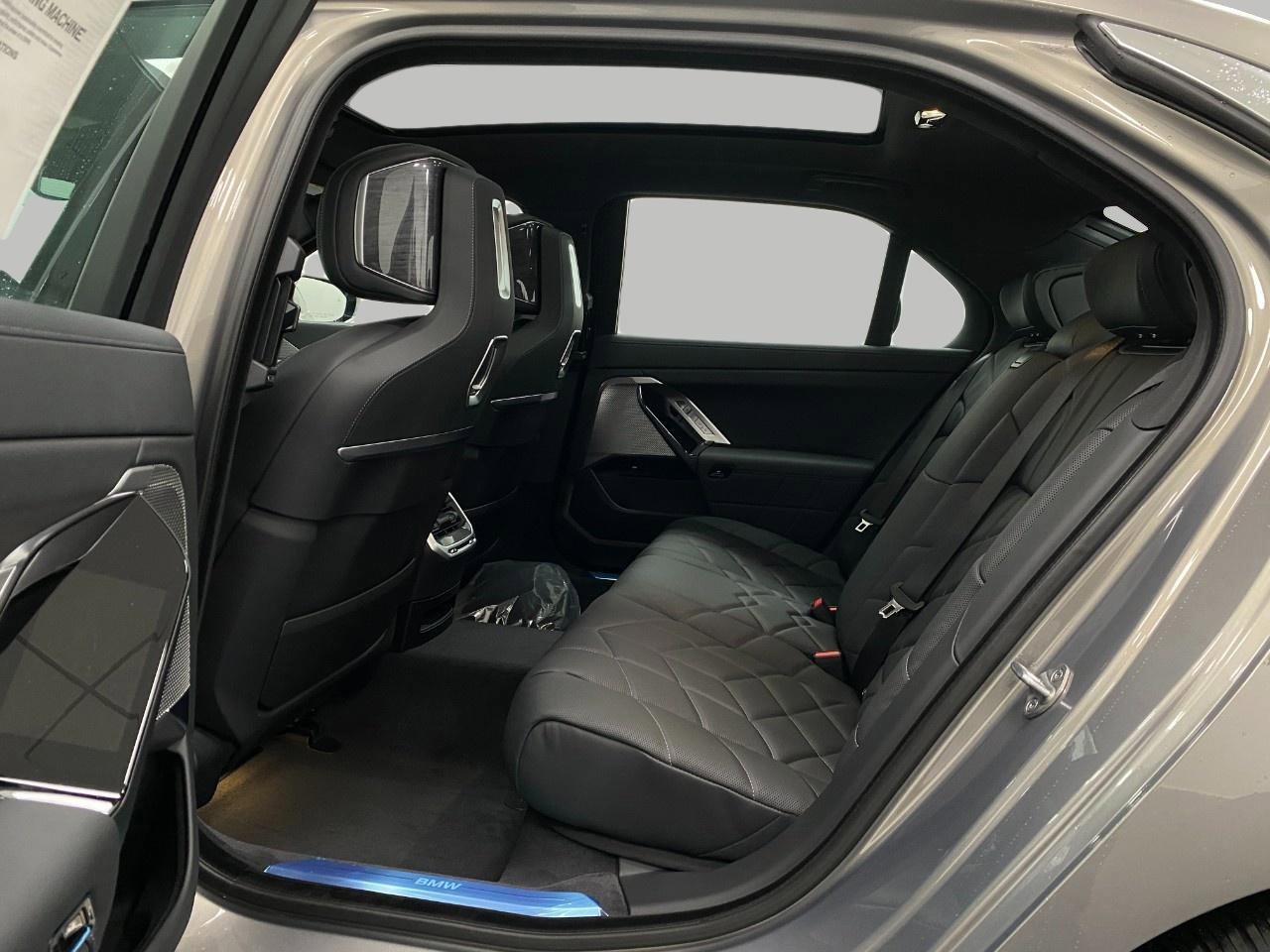 Used 2024 BMW i7 xDrive60 image 27