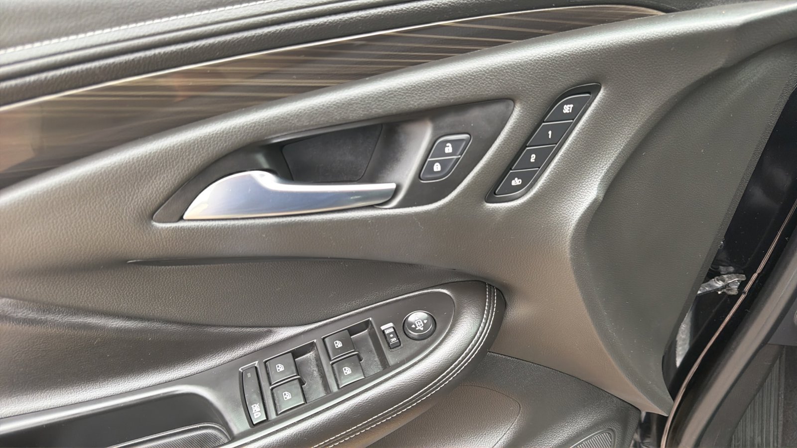 Used 2019 Buick Envision Essence FWD image 23