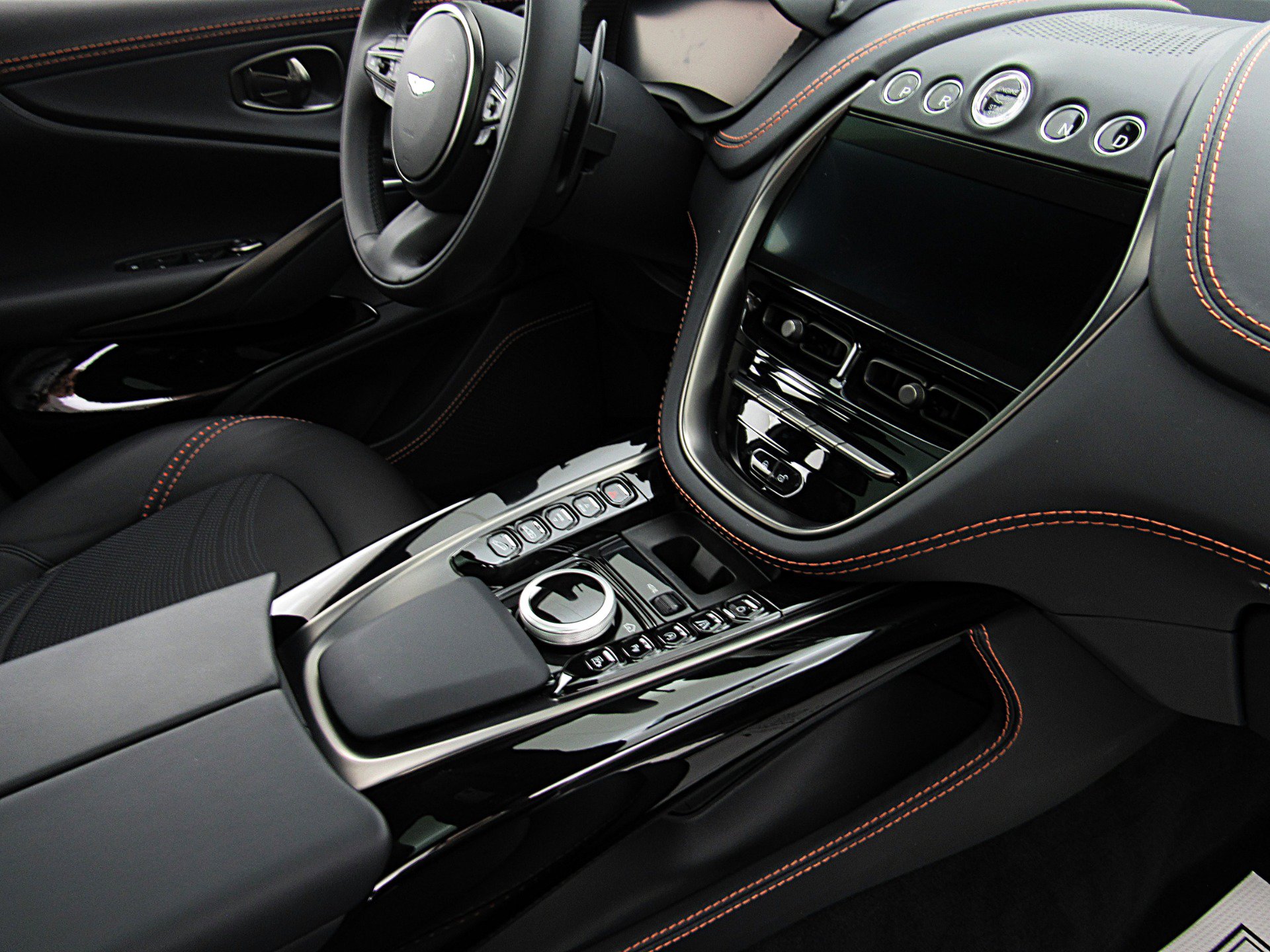 Used 2023 Aston Martin DBX AWD/4WD image 28