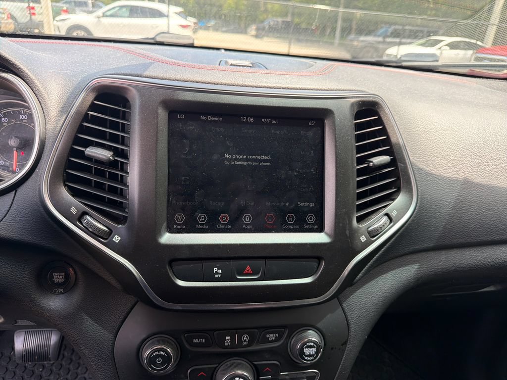Used 2020 Jeep Cherokee Trailhawk AWD/4WD image 22