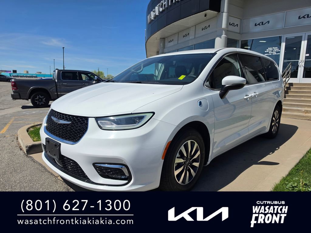 Used 2023 Chrysler Pacifica Touring-L image 1