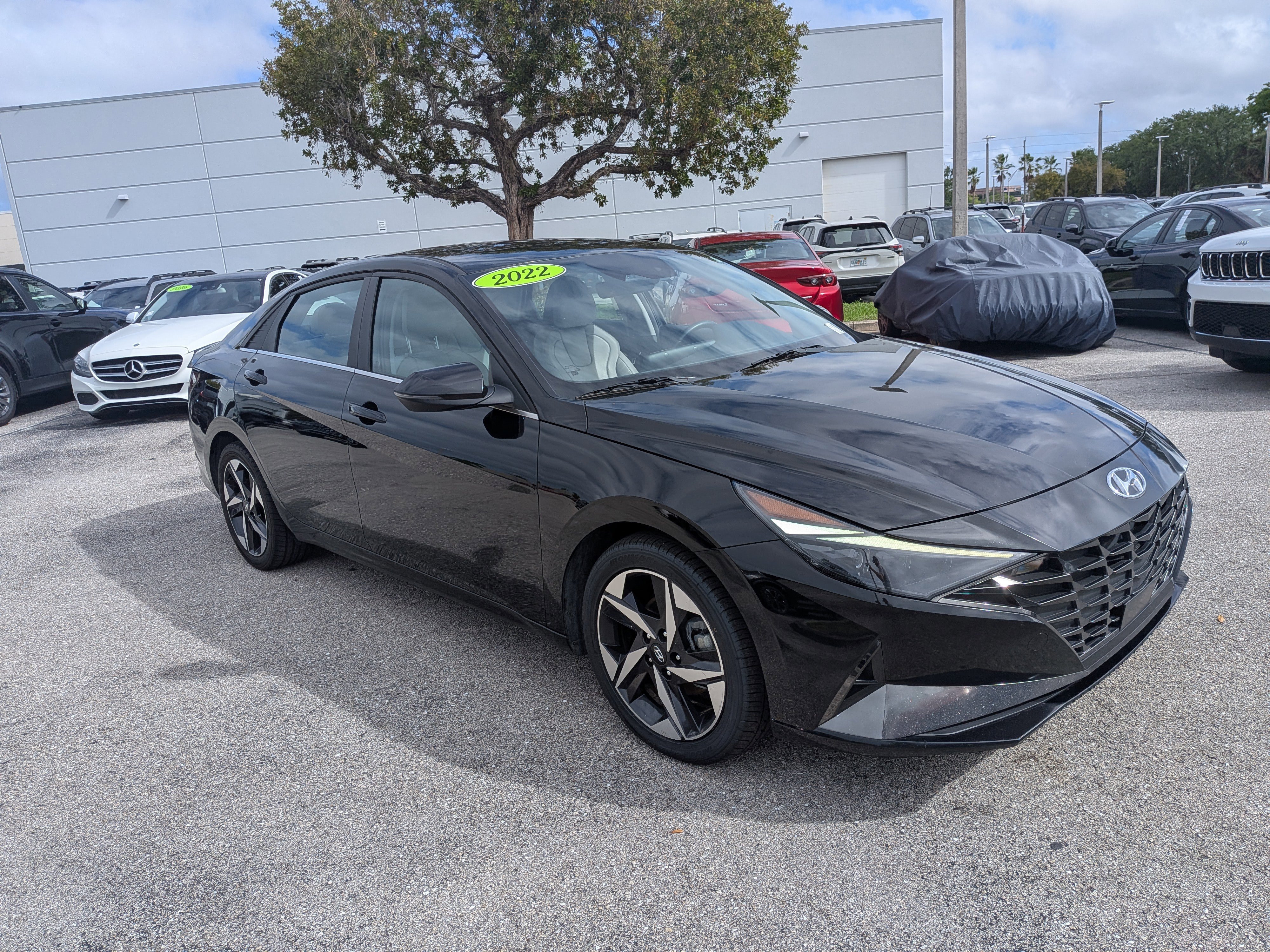 Used 2022 Hyundai Elantra Limited w/ Preferred Accessory Package image 2