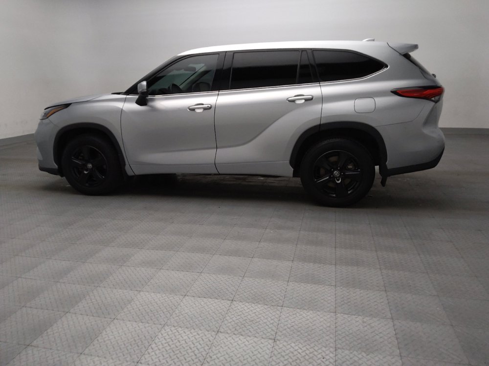 Used 2021 Toyota Highlander LE AWD/4WD image 3