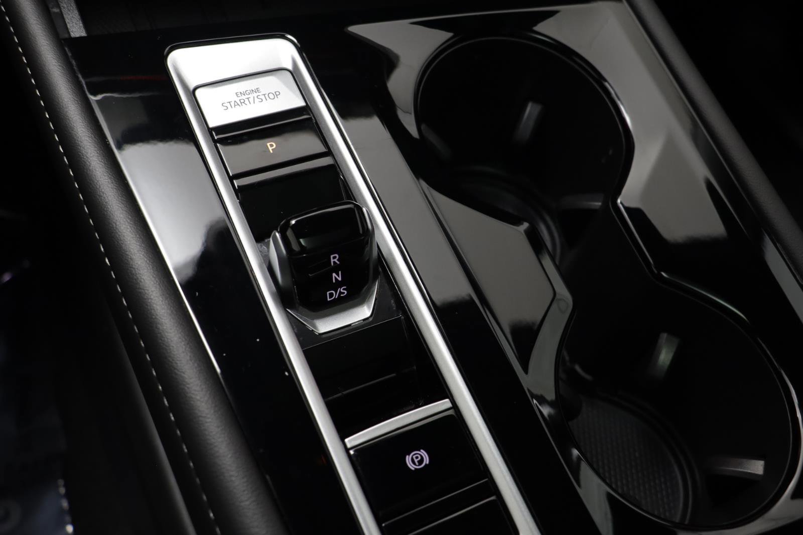 Used 2025 Volkswagen Atlas Cross Sport SEL R-Line image 11