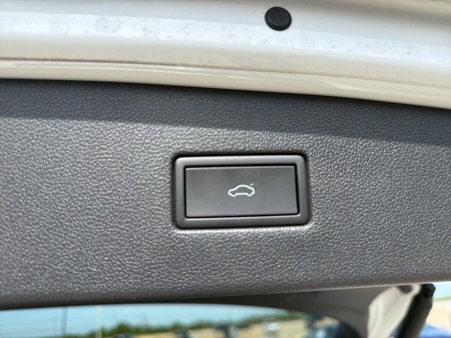 Used 2022 Volkswagen Tiguan SEL R-Line image 10