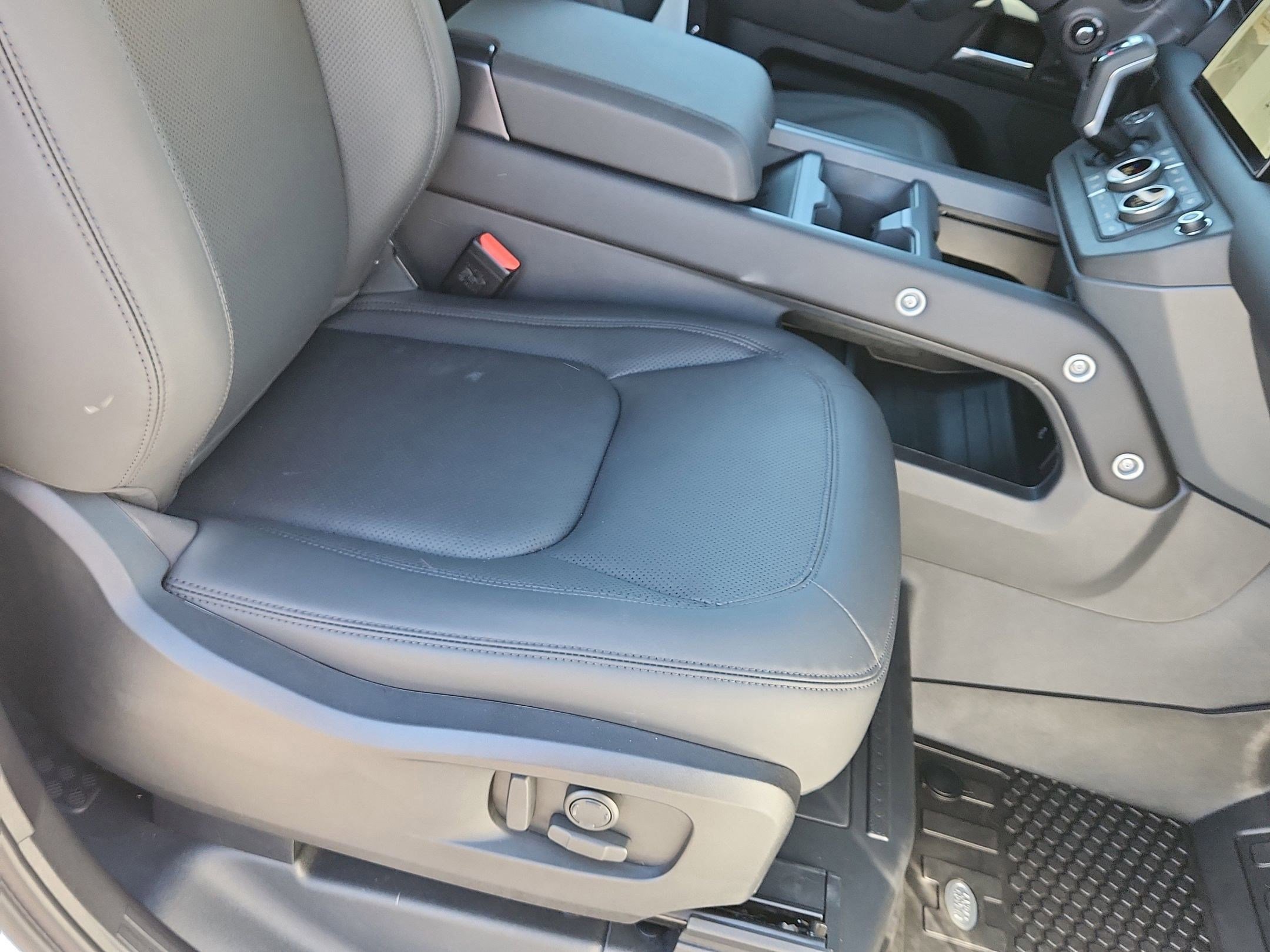 Used 2025 Land Rover Defender 90 X-Dynamic SE image 11