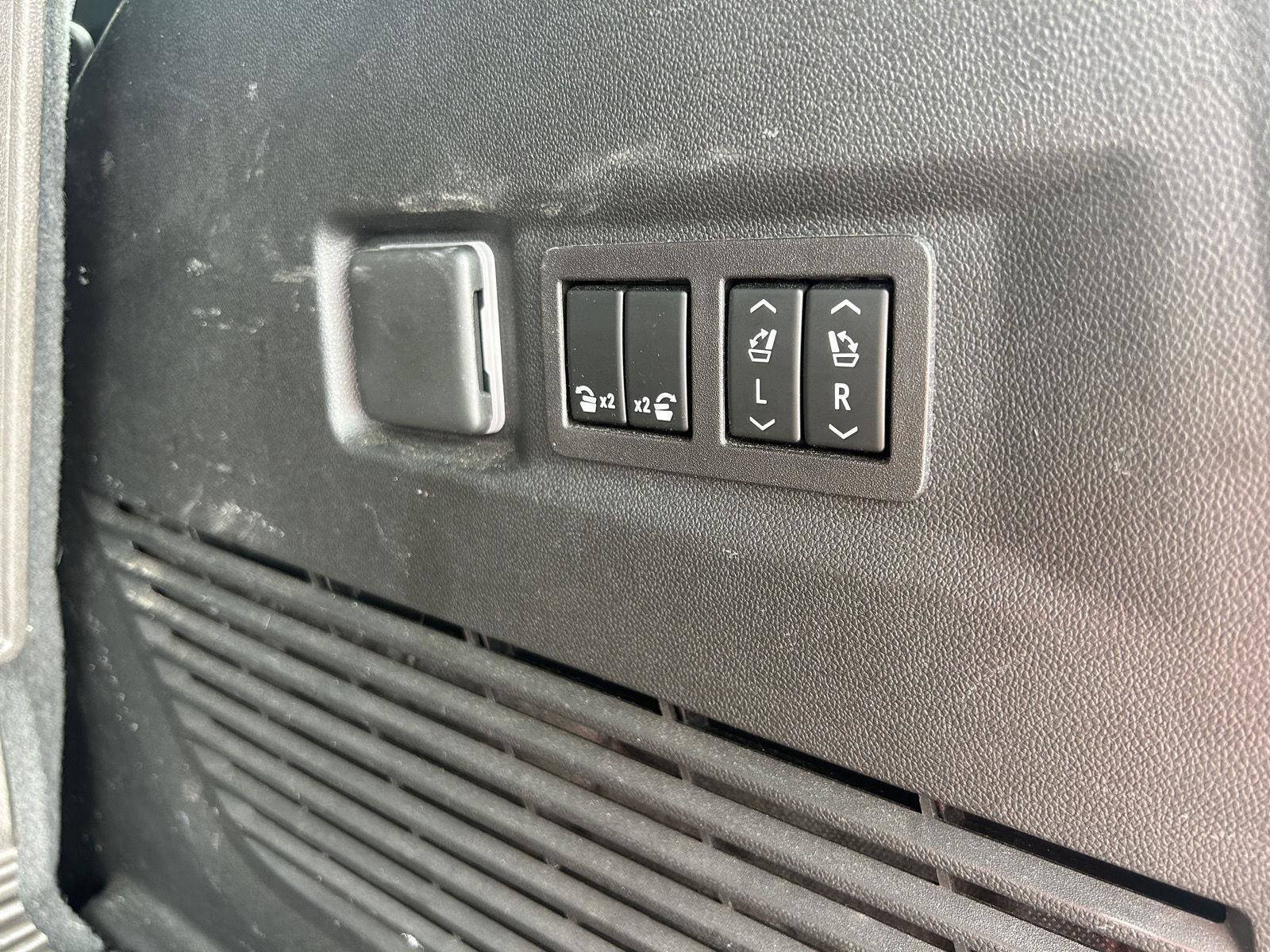 Used 2023 GMC Yukon Denali Ultimate image 10