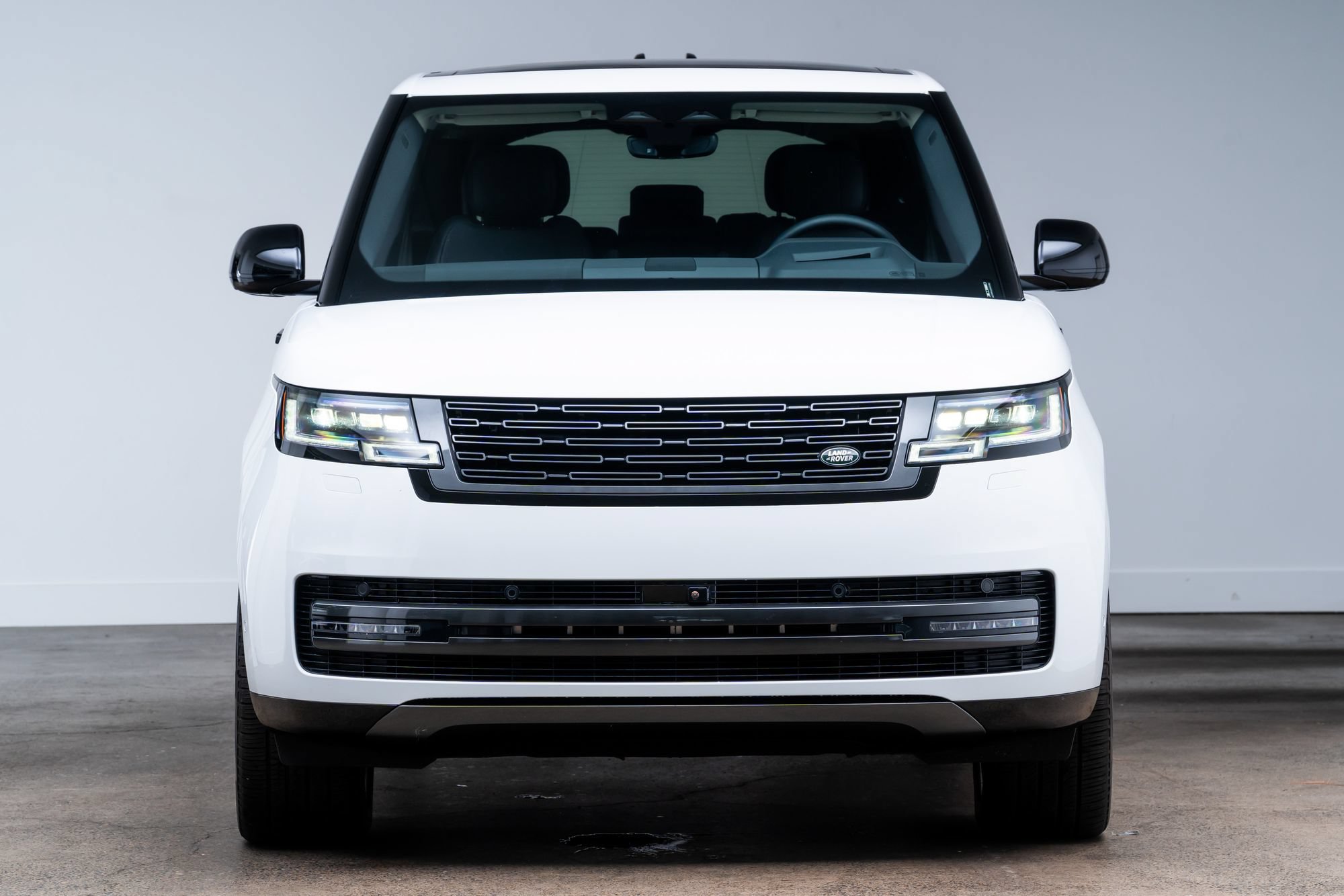 Used 2025 Land Rover Range Rover SE AWD/4WD image 2