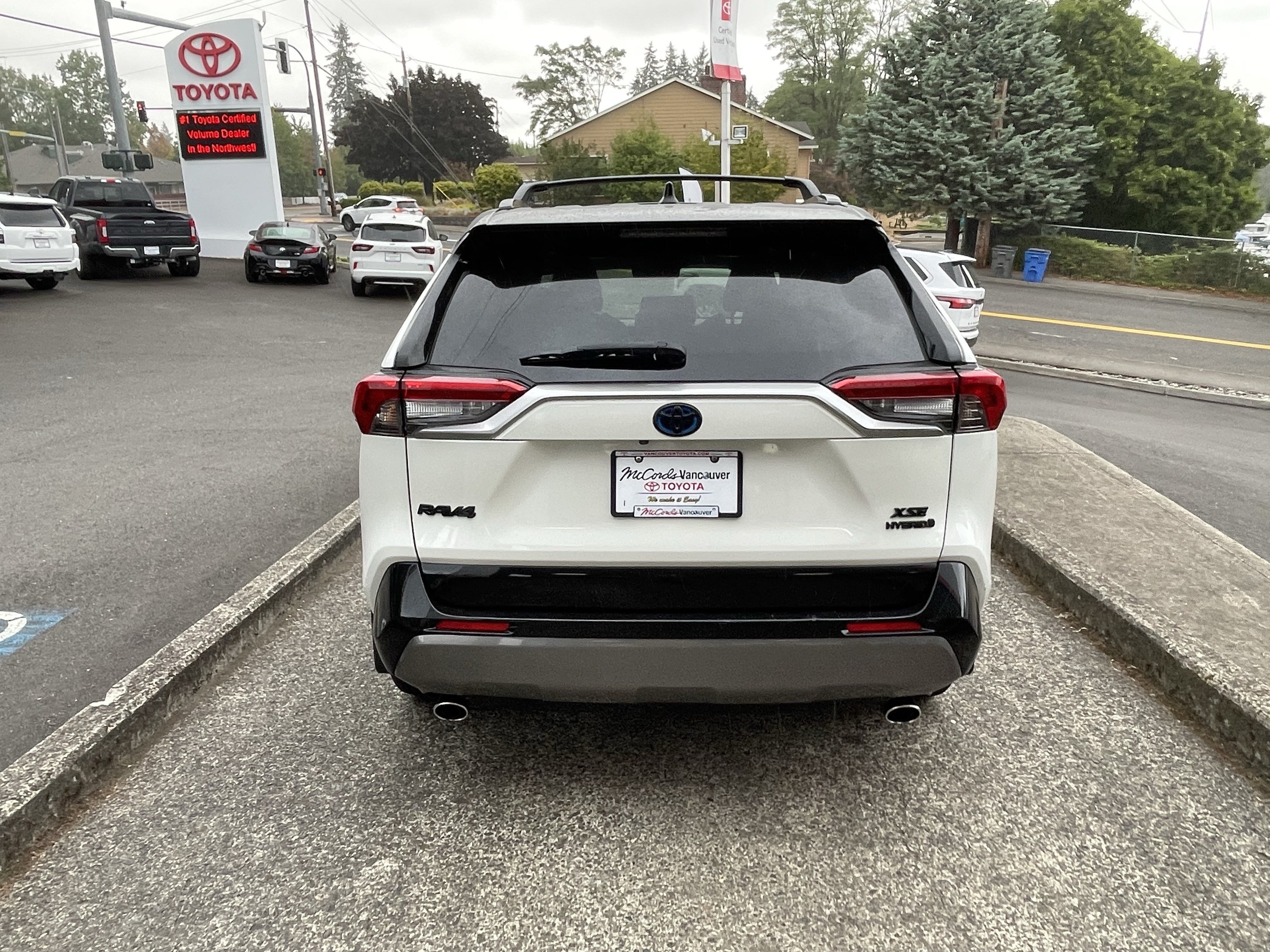Certified 2020 Toyota RAV4 XSE w/ XSE Grade Weather Package AWD/4WD image 6