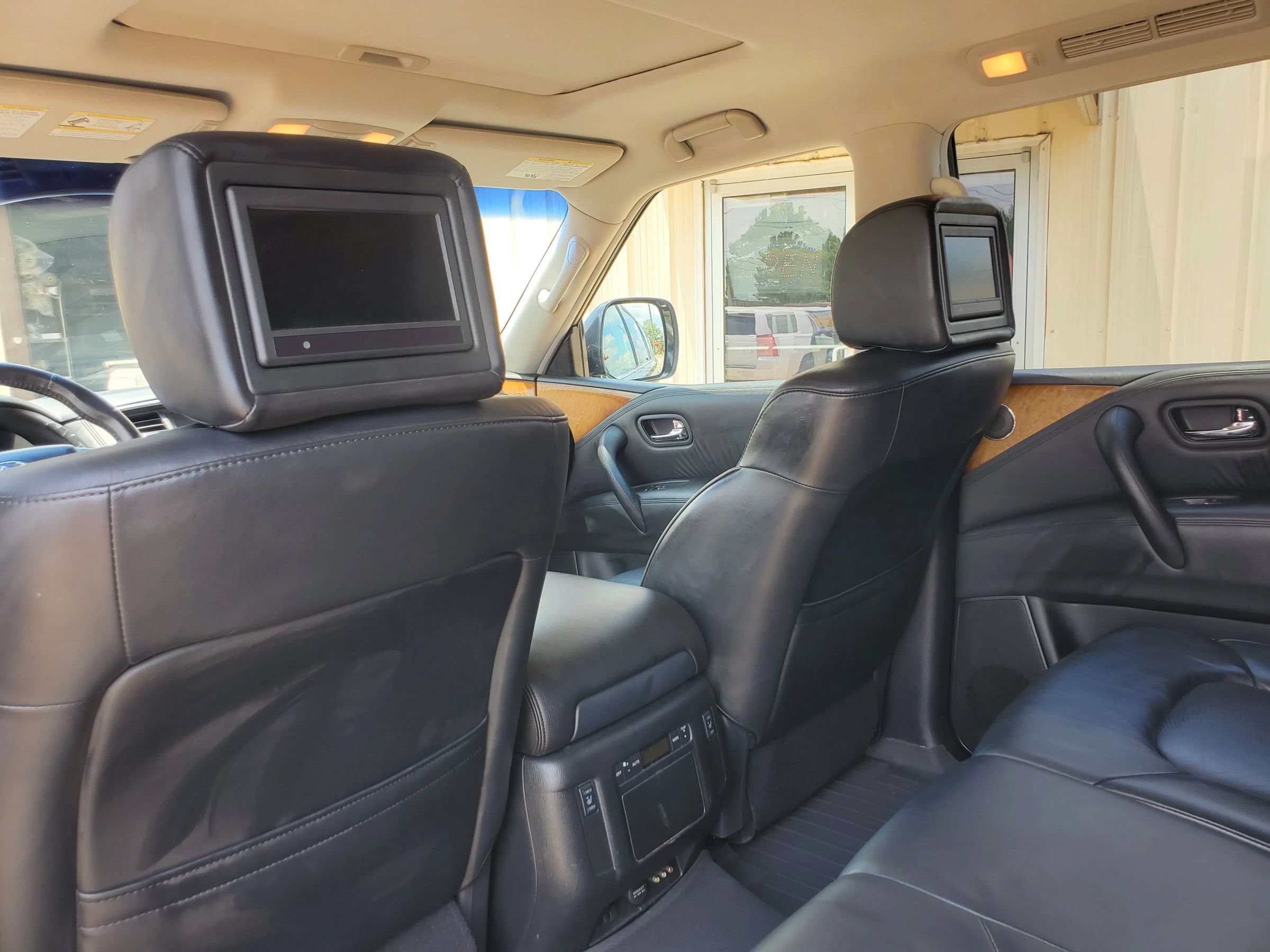 Used 2014 INFINITI QX80 4WD w/ Theater Package image 4