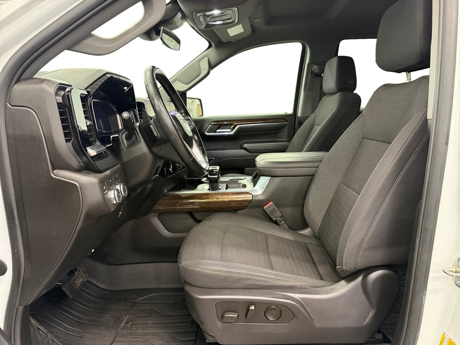 Used 2024 GMC Sierra 1500 Elevation w/ LPO, Elevation Black Package AWD/4WD image 9
