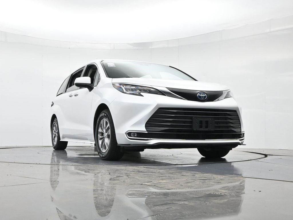 Used 2022 Toyota Sienna XLE image 32