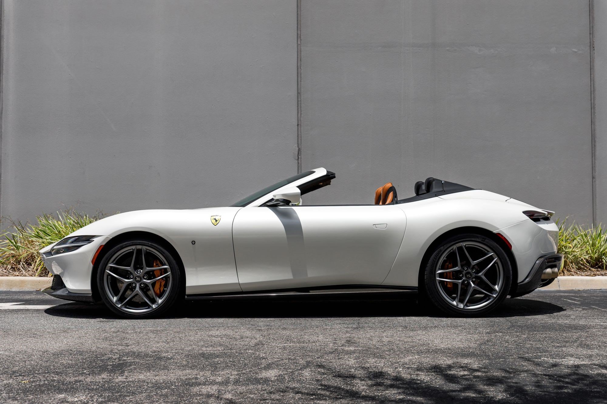 Used 2024 Ferrari Roma Spider RWD image 2