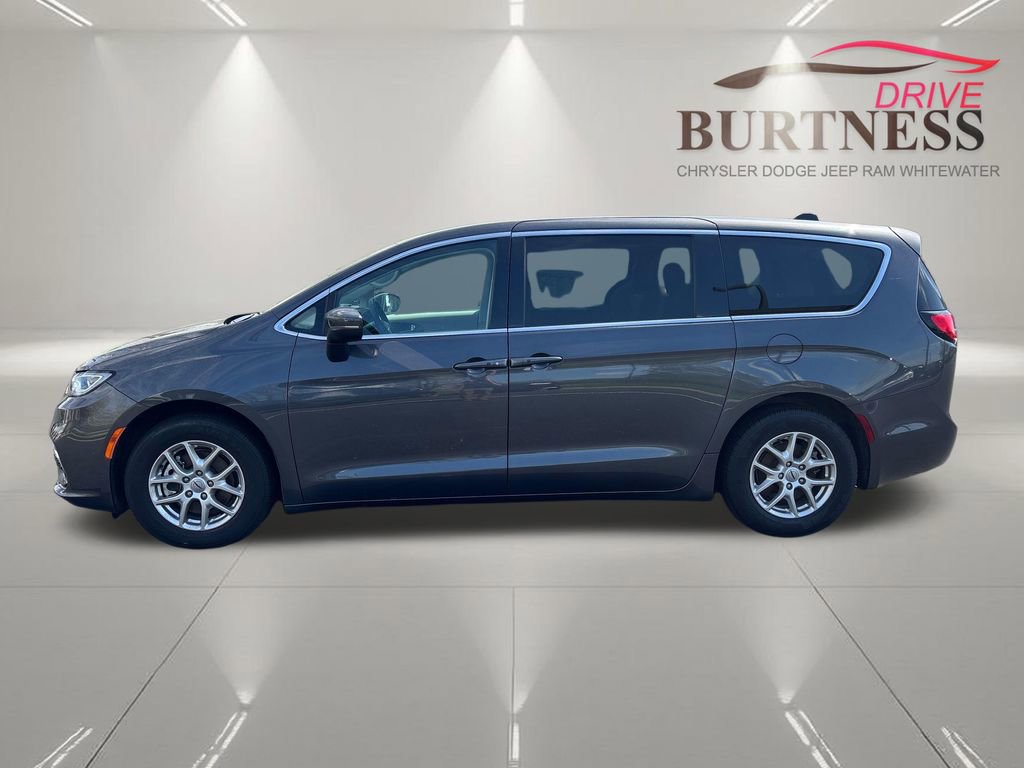 Used 2023 Chrysler Pacifica Touring-L image 5