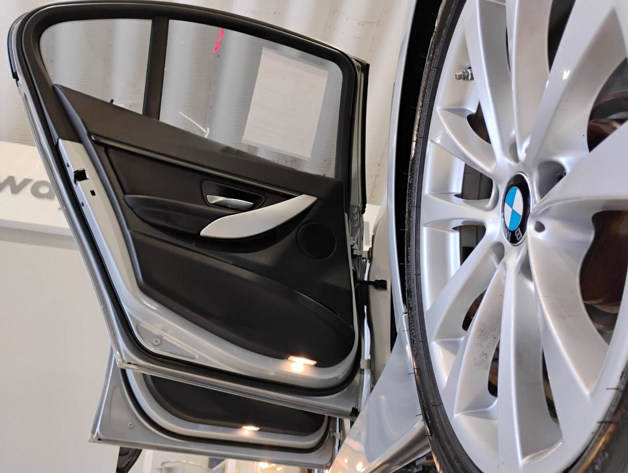 Used 2017 BMW 320i Sedan image 9