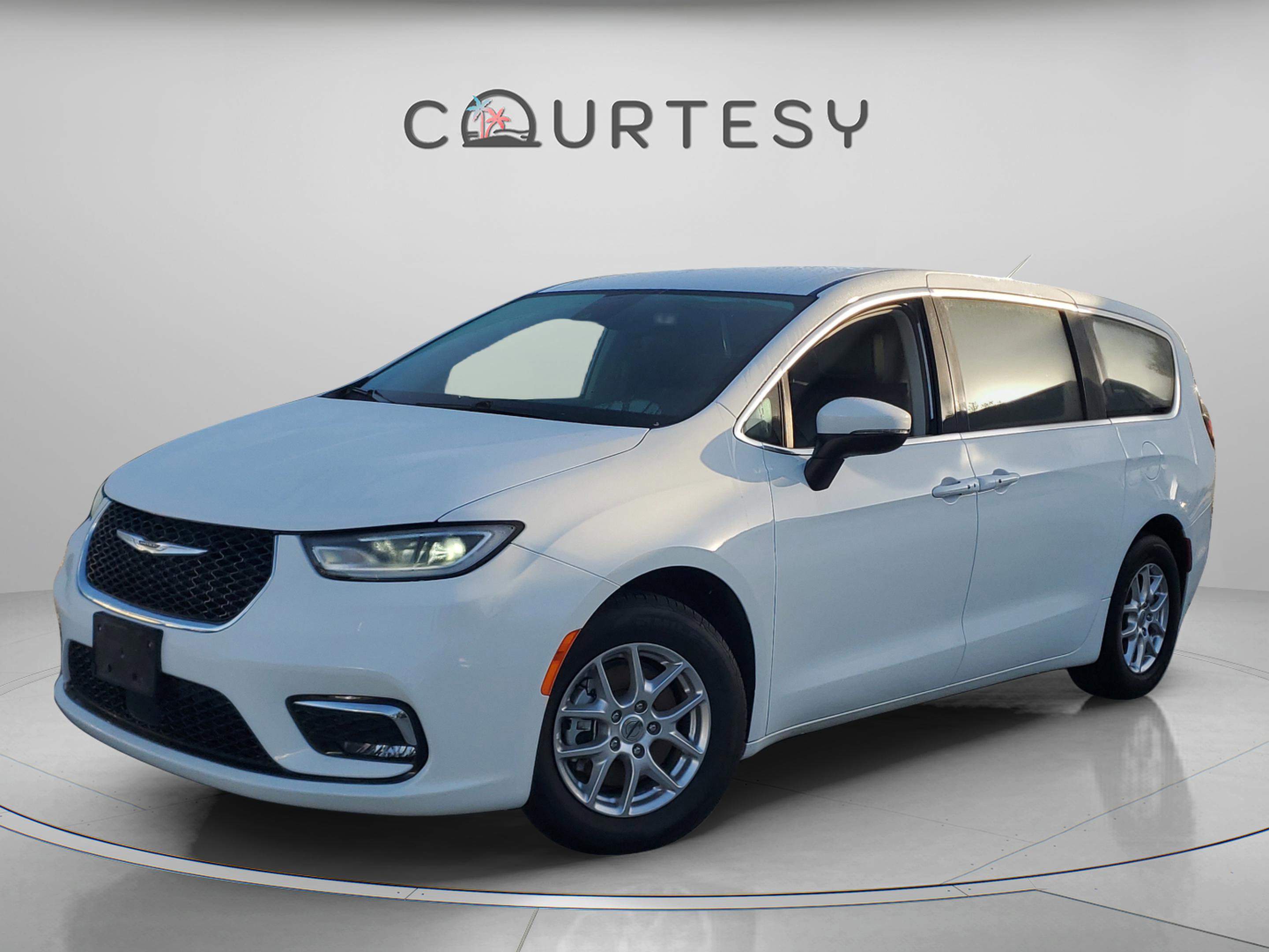 Used 2023 Chrysler Pacifica Touring-L image 1