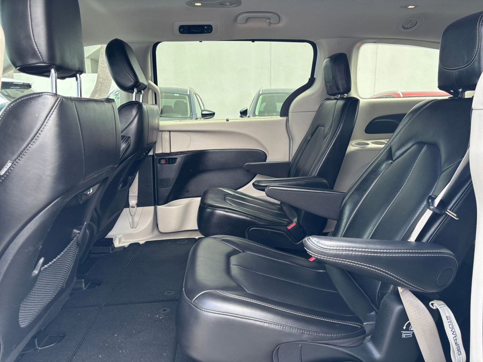 Used 2023 Chrysler Pacifica Touring-L FWD image 28