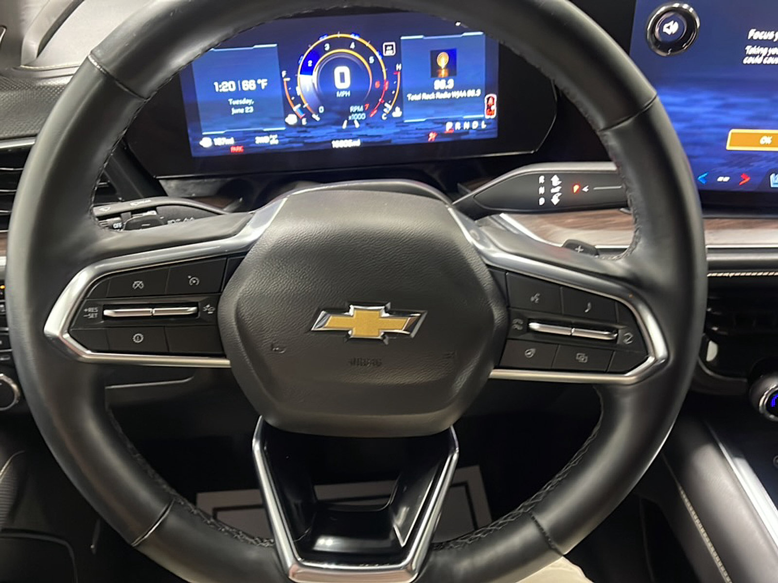 Used 2025 Chevrolet Suburban Premier AWD/4WD image 4