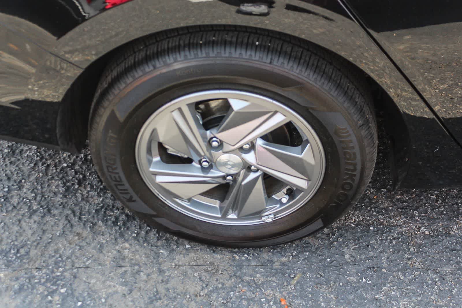 Certified 2025 Hyundai Elantra SE FWD image 11