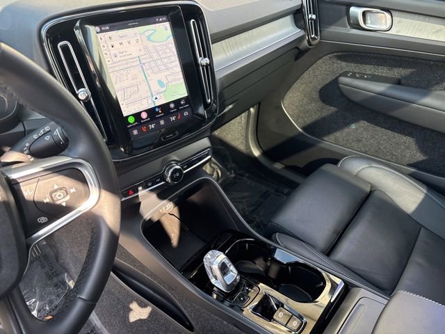 Used 2025 Volvo XC40 B5 Plus image 19