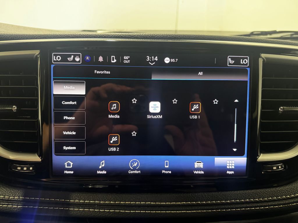 Used 2023 Chrysler Pacifica Touring-L image 39