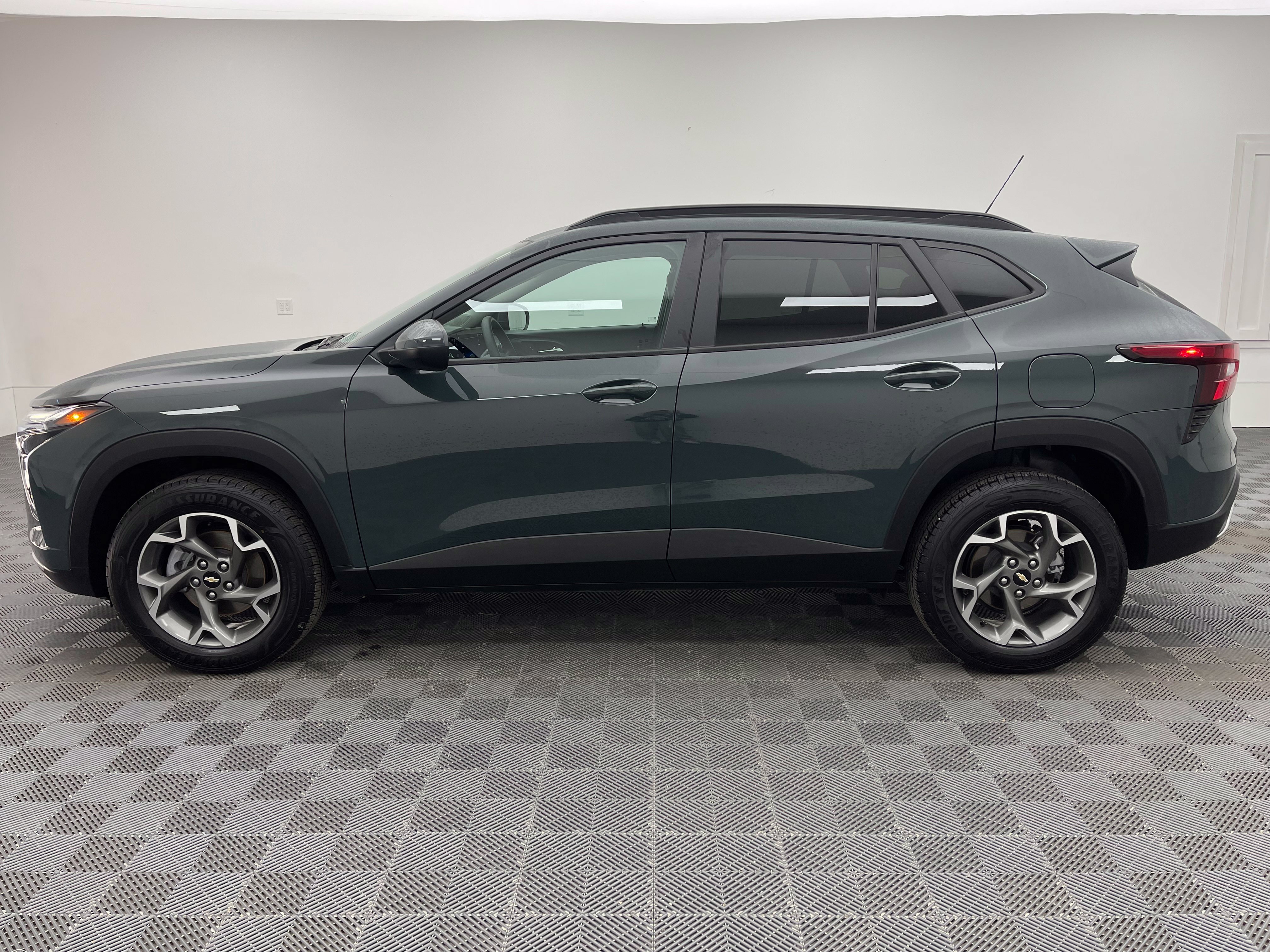 Used 2025 Chevrolet Trax LT FWD image 10