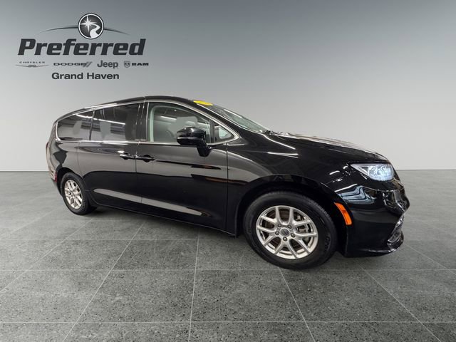 Used 2024 Chrysler Pacifica Touring-L image 8