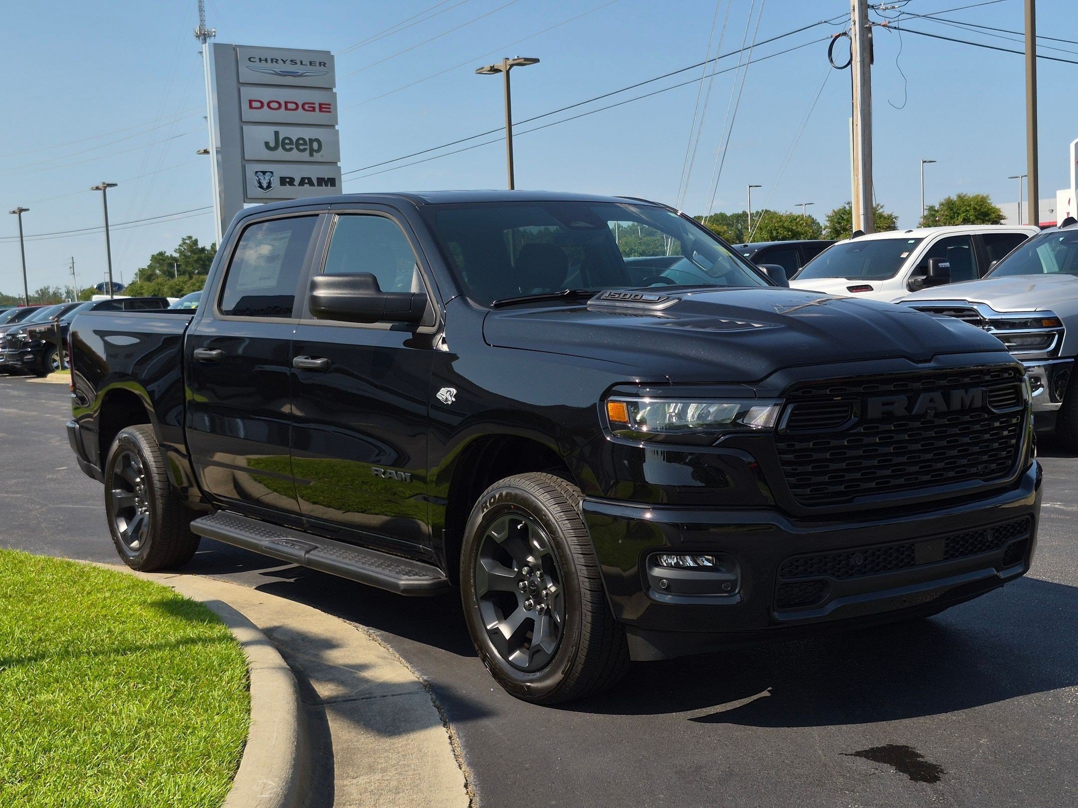 New 2026 RAM 1500 Express AWD/4WD image 3