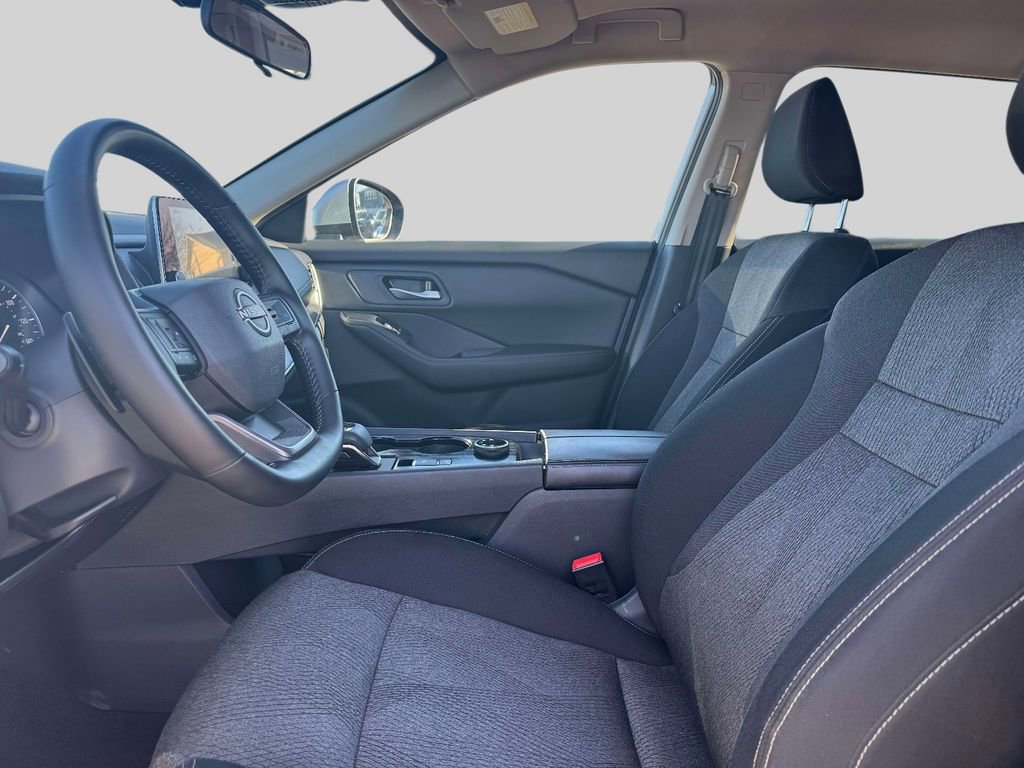Used 2025 Nissan Rogue SV AWD/4WD image 14