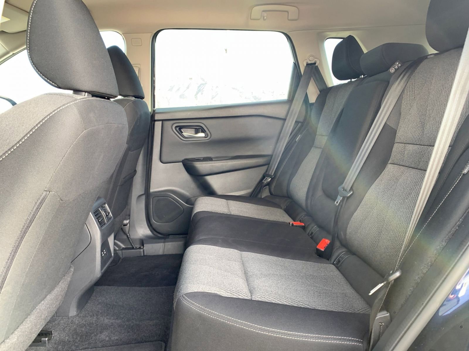 Used 2025 Nissan Rogue SV image 28